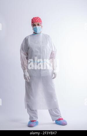 Eine Ärztin in Schutzkleidung während einer Coronavirus-Pandemie Stockfoto