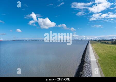 Luftaufnahme über die Küstenlandschaft am Hooksieler Hafen, im Hintergrund die Wilhelmshaven Raffinerie und Eurogate Container Terminal, Hooksi Stockfoto