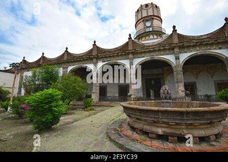 Außenansicht der kolonialen Hacienda de Peopillos mit den gewölbten Wänden und dem steinernen Wasserbrunnen in der Villa Hidalgo, San Luis Potosí Mexiko. Stockfoto