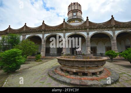 Außenansicht der kolonialen Hacienda de Peopillos mit den gewölbten Wänden und dem steinernen Wasserbrunnen in der Villa Hidalgo, San Luis Potosí Mexiko. Stockfoto