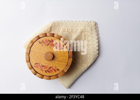 Runder Holzbecher auf Serviette isoliert auf weißem Hintergrund Stockfoto