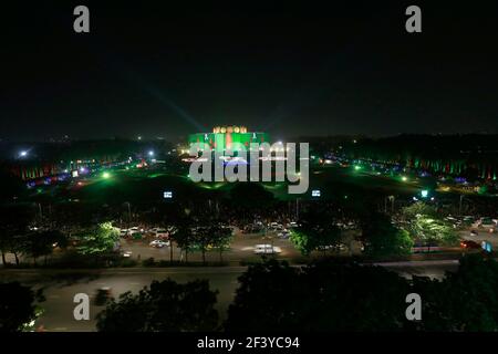 Dhaka, Bangladesh - 17. März 2021: National Parliament Building wird beleuchtet, um Bangabandhu Sheikh Mujibur Rahman's Geburt hundertsten und 50 Jahre zu feiern Stockfoto