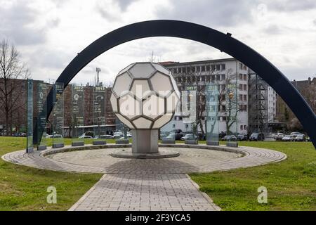 Die LANXESS Arena ist ein Sport- und Konservenort. Ein modernes Denkmal wurde errichtet, um an einige größere Ereignisse im Gebäude zu erinnern. Stockfoto