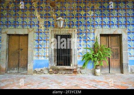 Talavera Fliesenmauer der kolonialen Hacienda de Peopillos in der Villa Hidalgo, San Luis Potosí Mexiko. Stockfoto