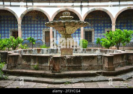 Außenansicht der kolonialen Hacienda de Peopillos mit den gewölbten Wänden und dem steinernen Wasserbrunnen in der Villa Hidalgo, San Luis Potosí Mexiko. Stockfoto