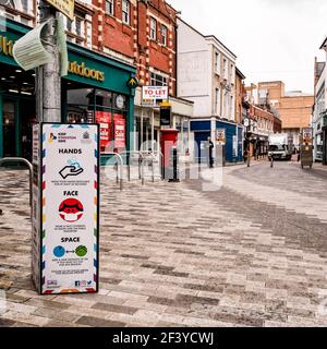 London UK, März 18 2021, Öffentliche Gesundheits- und Sicherheitsinformationen auf einer leeren Hauptstraße während der Sperrung Stockfoto