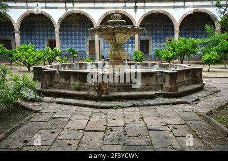 Außenansicht der kolonialen Hacienda de Peopillos mit den gewölbten Wänden und dem steinernen Wasserbrunnen in der Villa Hidalgo, San Luis Potosí Mexiko. Stockfoto