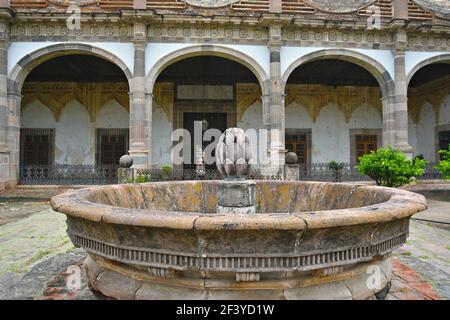 Außenansicht der kolonialen Hacienda de Peopillos mit den gewölbten Wänden und dem steinernen Wasserbrunnen in der Villa Hidalgo, San Luis Potosí Mexiko. Stockfoto