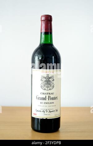 961 Vintage St Emilion Wein in Vitbox Stockfoto