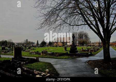 Blick über den Friedhof der Kapelle nach Regen. Long Eaton Derbyshire England Stockfoto