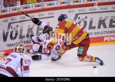 Düsseldorf, Deutschland. 15th. März 2021. Links nach rechts Kevin GAGNE (Keh), Alexander EHL (DEG), Action, Duelle, Check in the Gang, Eishockey 1st Bundesliga, DEL Group North Spieltag 27, Düsseldorfer EG (DEG) - Koelner Haie (KEC), am 15. März. 2021 in Düsseldorf Â Nutzung weltweit Quelle: dpa/Alamy Live News Stockfoto