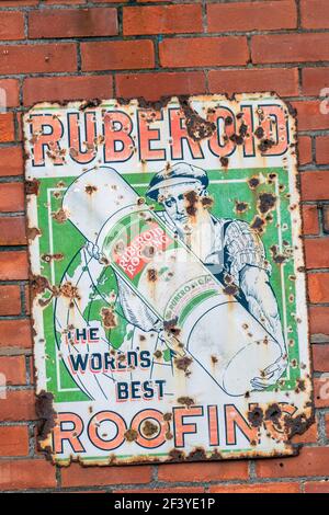 Ein altmodisches Ruberoid Metall Werbeschild für Dach, Großbritannien Stockfoto