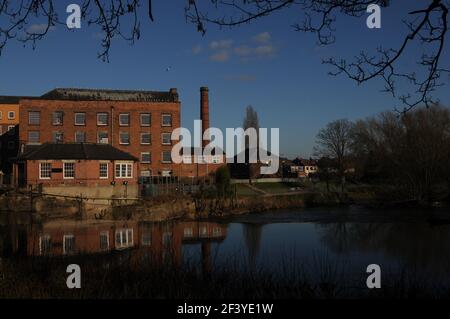 Alte Mühle über dem Wasser an einem hellen Wintertag. Darley Abbey. Derbyshire UK Stockfoto