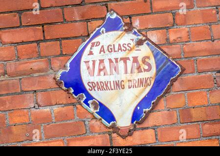 Old Penny a Glass Vantas Sparkling Drinks Metallschild, UK Stockfoto