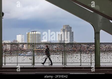 Der Rhein ist ein großer Fluss, der durch Köln fließt. Hohe Wohngebäude haben einen schönen Blick über den Fluss und die ganze Stadt. Stockfoto