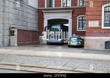 Ein Fangentransportbus verlässt die JVA Görlitz am 17,3.2021, Fangentransport, Bus, Grüne Minna, Rollendes Fangnis, Van Hool, Gefangenentran Stockfoto