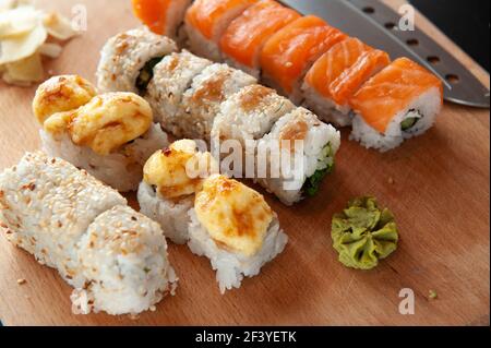 Sushi-Set auf einem Holzbrett. Stockfoto