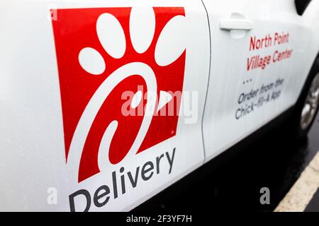 Herndon, USA - 14. Dezember 2020: Chick-fil-A-Marke Lieferwagen liefert online App Bestellungen von Huhn Sandwich-Lebensmittel mit Logo an der Tür am Parkplatz Stockfoto