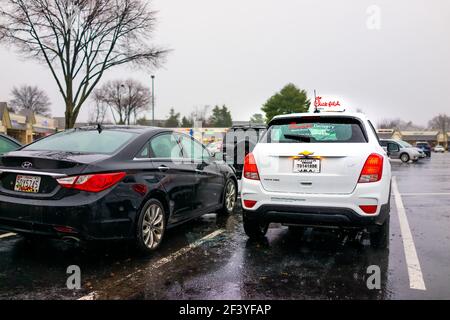 Herndon, USA - 14. Dezember 2020: Chick-fil-A-Marke Lieferwagen liefert Online-App-Bestellungen für Huhn Sandwich-Lebensmittel auf dem Parkplatz von Vir geparkt Stockfoto