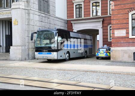 Ein Fangentransportbus verlässt die JVA Görlitz am 17,3.2021, Fangentransport, Bus, Grüne Minna, Rollendes Fangnis, Van Hool, Gefangenentran Stockfoto