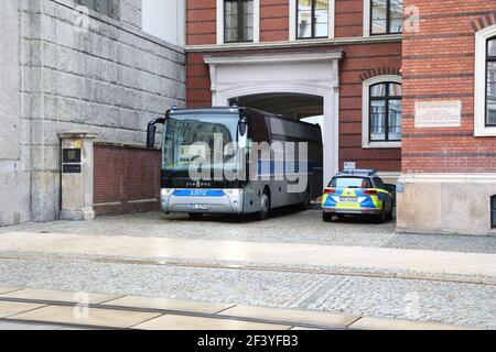 Ein Fangentransportbus verlässt die JVA Görlitz am 17,3.2021, Fangentransport, Bus, Grüne Minna, Rollendes Fangnis, Van Hool, Gefangenentran Stockfoto