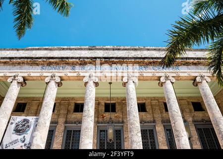 Fort Myers, USA - 29. April 2018: Vorderansicht von Sidney und Berne Davis Art Center Gebäude in Florida der klassischen Architektur Säulen für Musik sogar Stockfoto