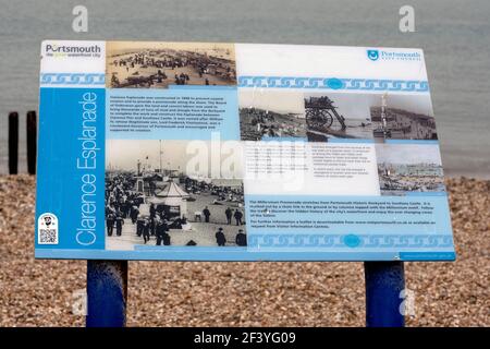 Tourist Information Board at Clarence Esplanade, Southsea Seafront, Southsea, Portsmouth, Hampshire, England, Großbritannien Stockfoto