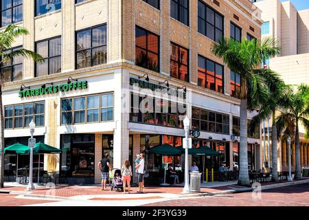 Fort Myers, USA - 29. April 2018: Florida Golf von mexiko Küste Stadt Straße an sonnigen Tag mit Starbucks Kaffee Café Restaurant Schild und Menschen auf stroe Stockfoto