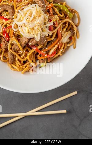 Ramen asiatische Nudel in Brühe mit Rindfleisch auf Stein Hintergrund Stockfoto