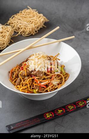 Ramen asiatische Nudel in Brühe mit Rindfleisch auf Stein Hintergrund Stockfoto