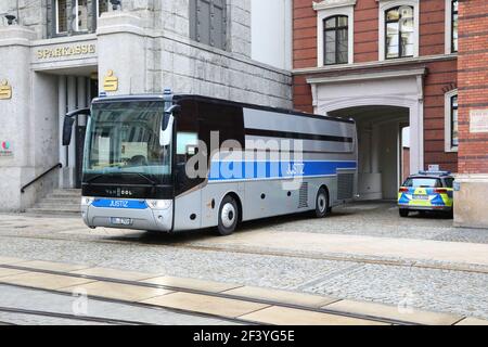 Ein Fangentransportbus verlässt die JVA Görlitz am 17,3.2021, Fangentransport, Bus, Grüne Minna, Rollendes Fangnis, Van Hool, Gefangenentran Stockfoto