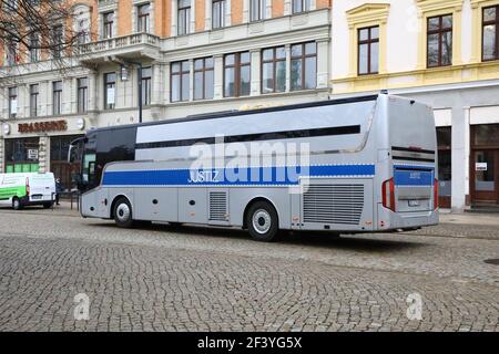 Ein Fangentransportbus verlässt die JVA Görlitz am 17,3.2021, Fangentransport, Bus, Grüne Minna, Rollendes Fangnis, Van Hool, Gefangenentran Stockfoto