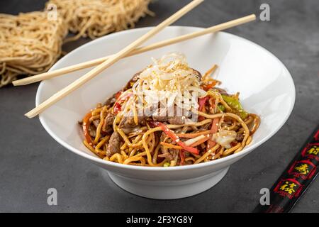 Ramen asiatische Nudel in Brühe mit Rindfleisch auf Stein Hintergrund Stockfoto