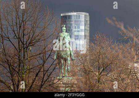 Wilhelm II. War der letzte deutsche Kaiser. Seine Statue befindet sich am Rheinufer, in der Nähe der Hohenzollernbrücke. Stockfoto