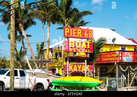 Layton, USA - 1. Mai 2018: Florida City in Long Key mit man Schleppboot auf Anhänger von Pier 68 Verleih, Köder und Tackle Shop im Sommer Stockfoto