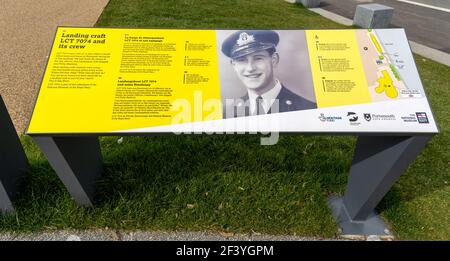 Informationstafel über Landungsschiff LCT 7074 an der Southsea Seafront, Southsea, Portsmouth, Hampshire, England, VEREINIGTES KÖNIGREICH. Stockfoto