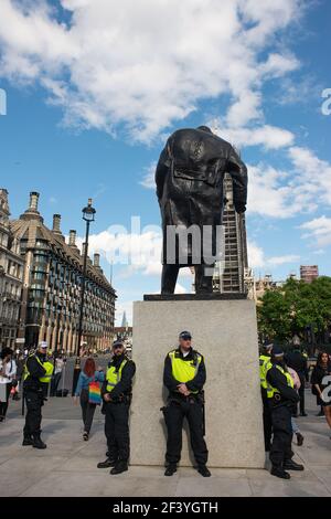 Metropolitan Police Officers rund um die Statue von Sir Winston Churchill, Parliament Square, im Gefolge von BLM Demonstranten beschädigt Statuen. Stockfoto