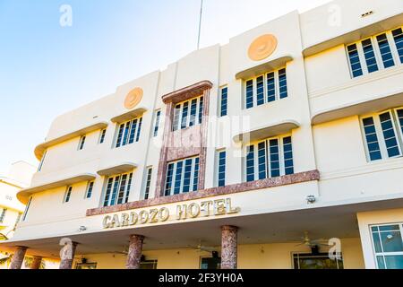 Miami Beach, USA - 5. Mai 2018: Low-Angle Blick auf Art Deco-Viertel Cardozo Hotel Gebäude auf South Beach Ocean Drive Straße in Florida in Stockfoto