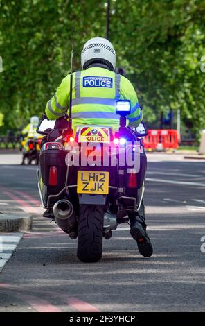 Metropolitan Police Motorrad-Offizier Überwachung Demonstration Demonstranten durch die Straßen von Zentral-London. Stockfoto