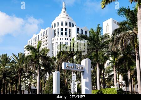 Miami Beach, USA - 5. Mai 2018: Royal Palm South Beach Spa Resort Hotel in Florida mit Eingangsschild von Palmen im Art Deco Viertel auf der Collins AV Stockfoto