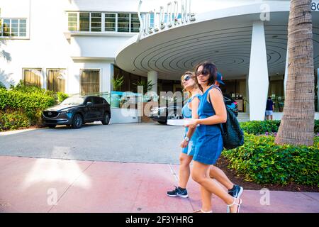 Miami Beach, USA - 5. Mai 2018: Hoteleingangsschild des Shelborne Resorts mit Frauen, die auf der Collins Avenue in der Florida Art Deco South Beach Straße spazieren Stockfoto