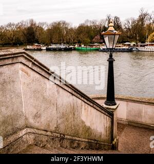 London UK, März 18 2021, Themse von Kingston Bridge mit Hausbooten auf der Far Bank Stockfoto