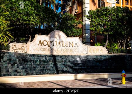 Sunny Isles Beach, USA - 5. Mai 2018: Acqualina Resort Spa am Strand Hotelschild in Miami Dade County, Florida am Meer oder am Strand im Sommer Stockfoto