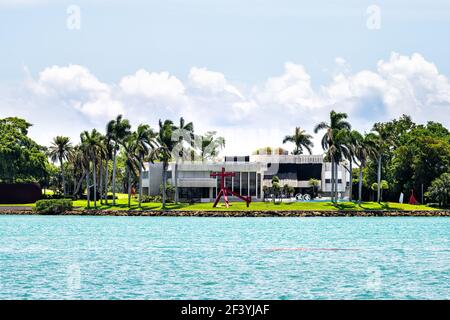 Bal Harbor, USA - 8. Mai 2018: Miami, Florida in Biscayne Bay Intracoastal Wasser und Blick auf Indian Creek Milliardär Inselhaus am Wasser ozeanfr Stockfoto