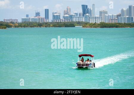 Bal Harbour, USA - 8. Mai 2018: Gruppe von Menschen Touristen Familie auf dem Boot in Miami, Florida mit grün türkisfarbenem Meer Biscayne Bay Intracoastal w Stockfoto