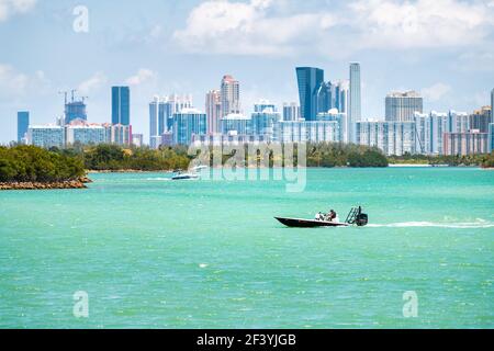 Bal Harbour, USA - 8. Mai 2018: Boot in Miami, Florida mit grün türkisfarbenem Ozean Biscayne Bay Intracoastal Water, Skyline von Sunny Isles Be Stockfoto
