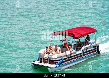 Bal Harbour, USA - 8. Mai 2018: Gruppe von jungen Millennial-Touristen Familie Reiten auf dem Boot in Miami, Florida trinken Essen in Biscayne Bay Intr Stockfoto