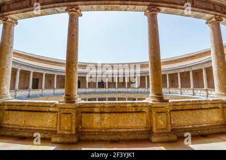 Runder Innenhof und dorische Säulen des Palastes von Karl V. auf dem Hügel der Assabica in der Nasridenfestung, Alhambra y Generalife, Granada Stockfoto