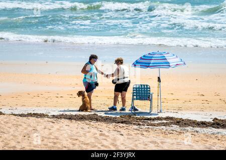 Marineland, USA - 10. Mai 2018: River to Sea Preserve in Palm Coast of Northern Florida Beach von St. Augustine mit älteren Frauen, die an der Leine spazieren Stockfoto