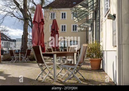 Deutsche Restaurants sind wegen der Coronavirus-Sperre geschlossen. Lebensmittel können nur zum Mitnehmen oder geliefert werden. Stockfoto